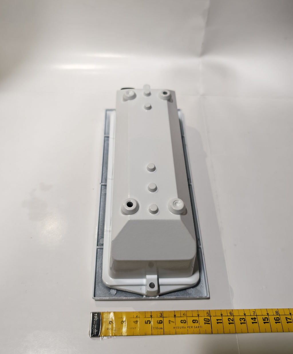Aplique Empotrable de Exterior Simon BD-7 Blanco | Diseño con Lamas – IP44