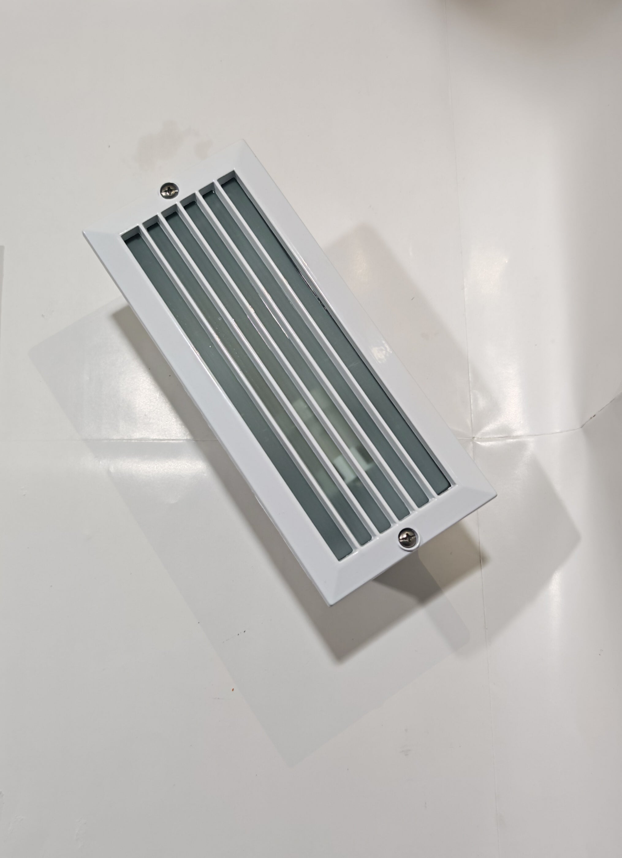 Aplique Empotrable de Exterior Simon BD-7 Blanco | Diseño con Lamas – IP44