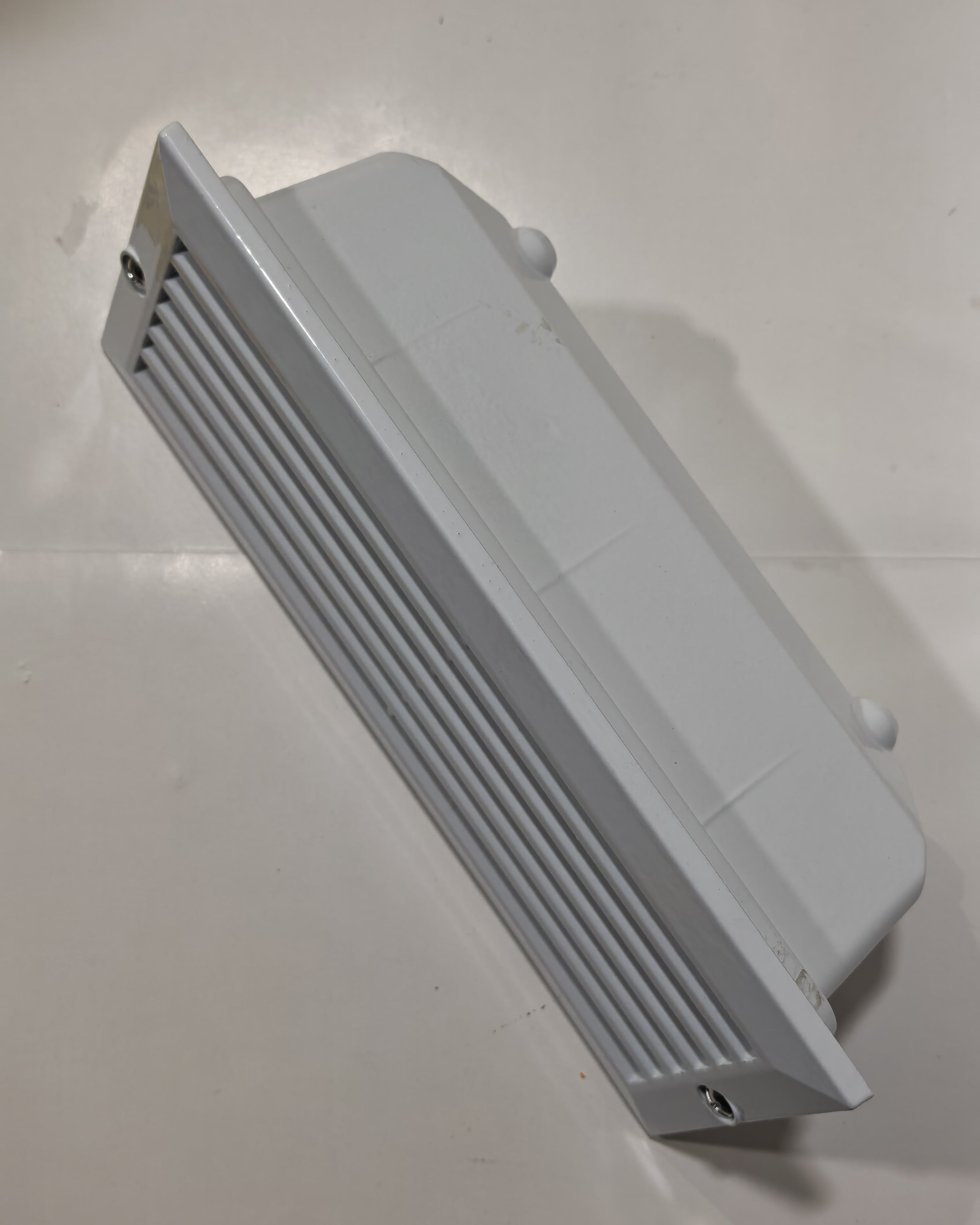 Aplique Empotrable de Exterior Simon BD-7 Blanco | Diseño Rectangular – IP44