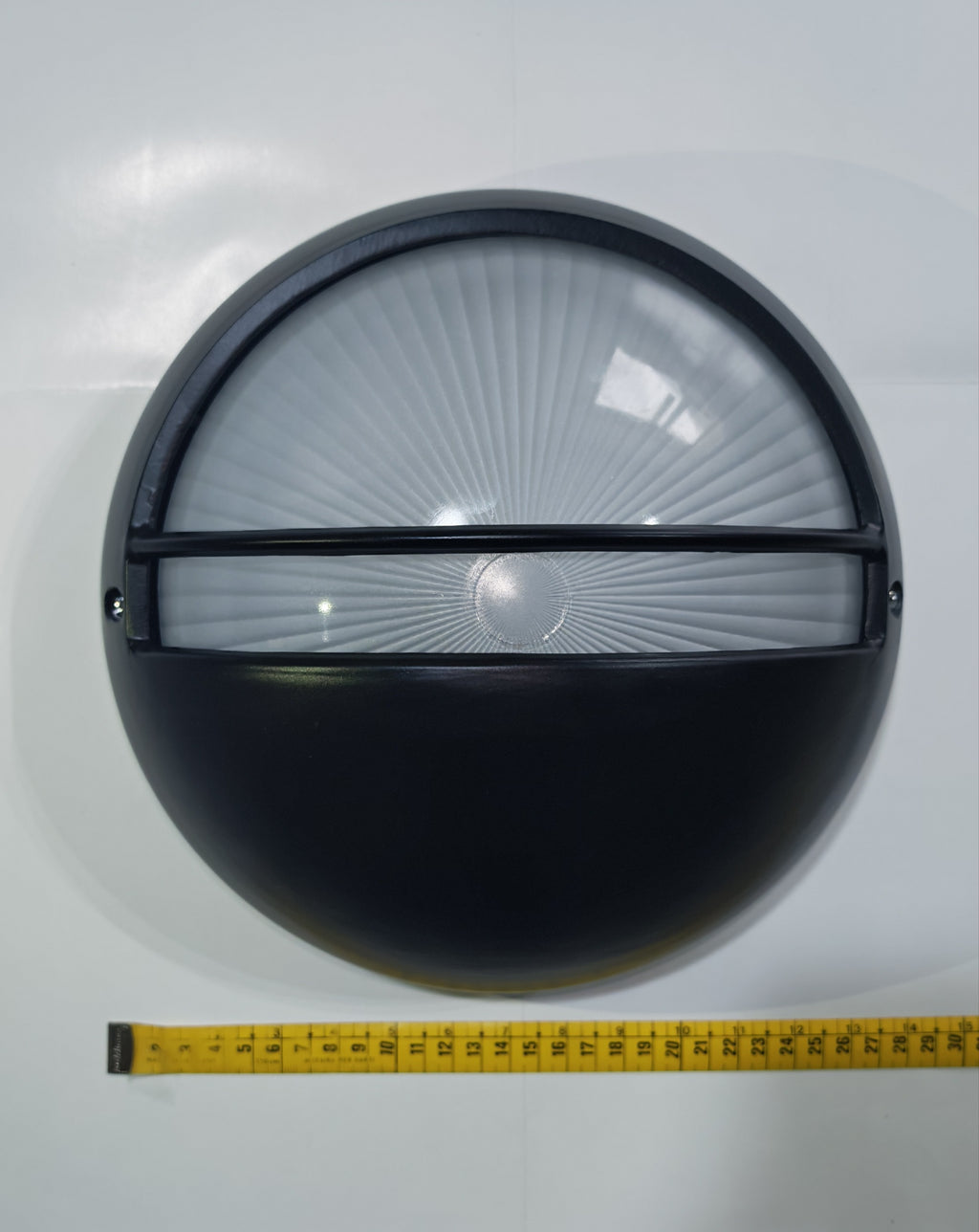 Plafón de Exterior Simon BD-9 Negro | Diseño Circular con Visera y Rejilla – IP54
