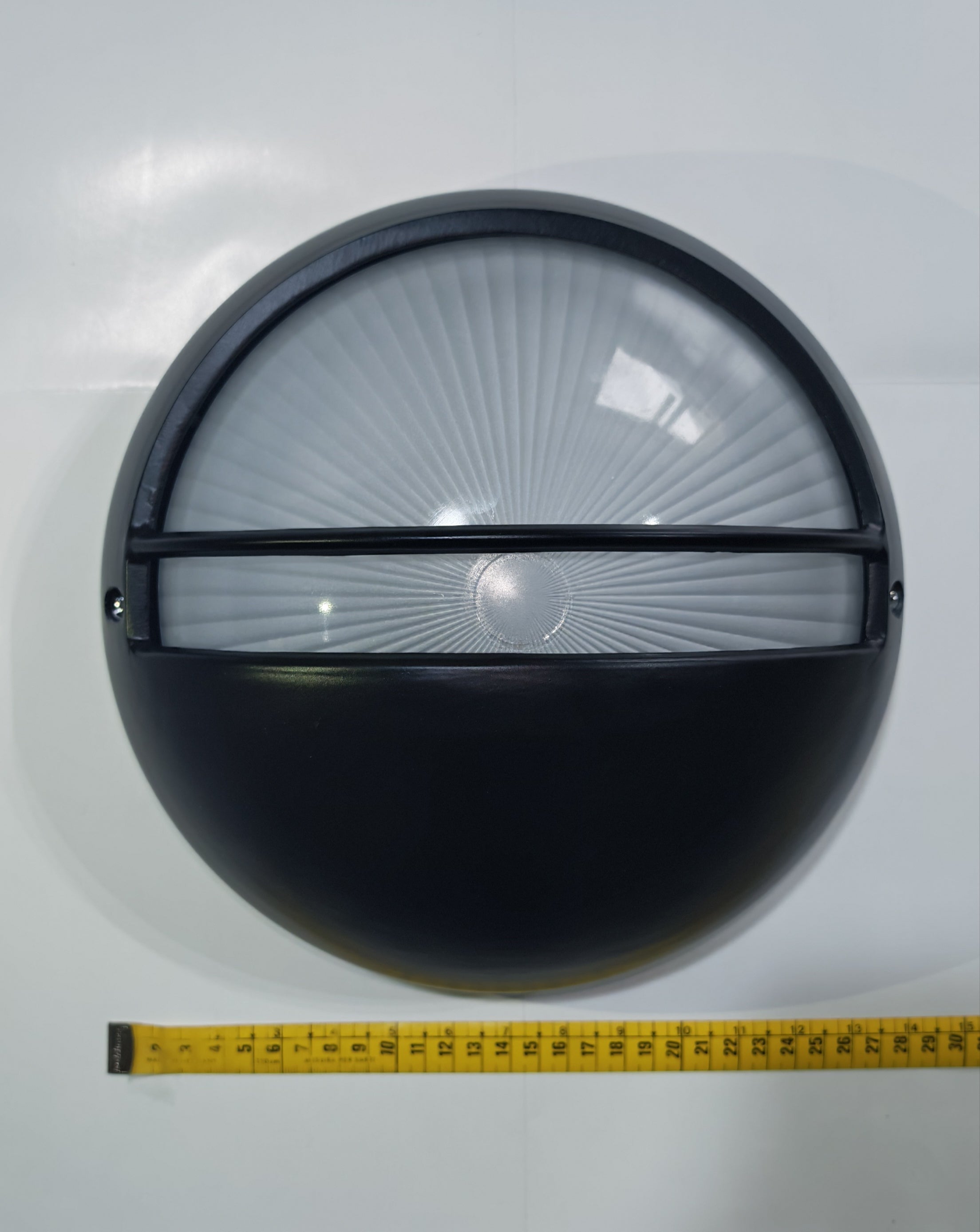 Plafón de Exterior Simon BD-9 Negro | Diseño Circular con Visera y Rejilla – IP54
