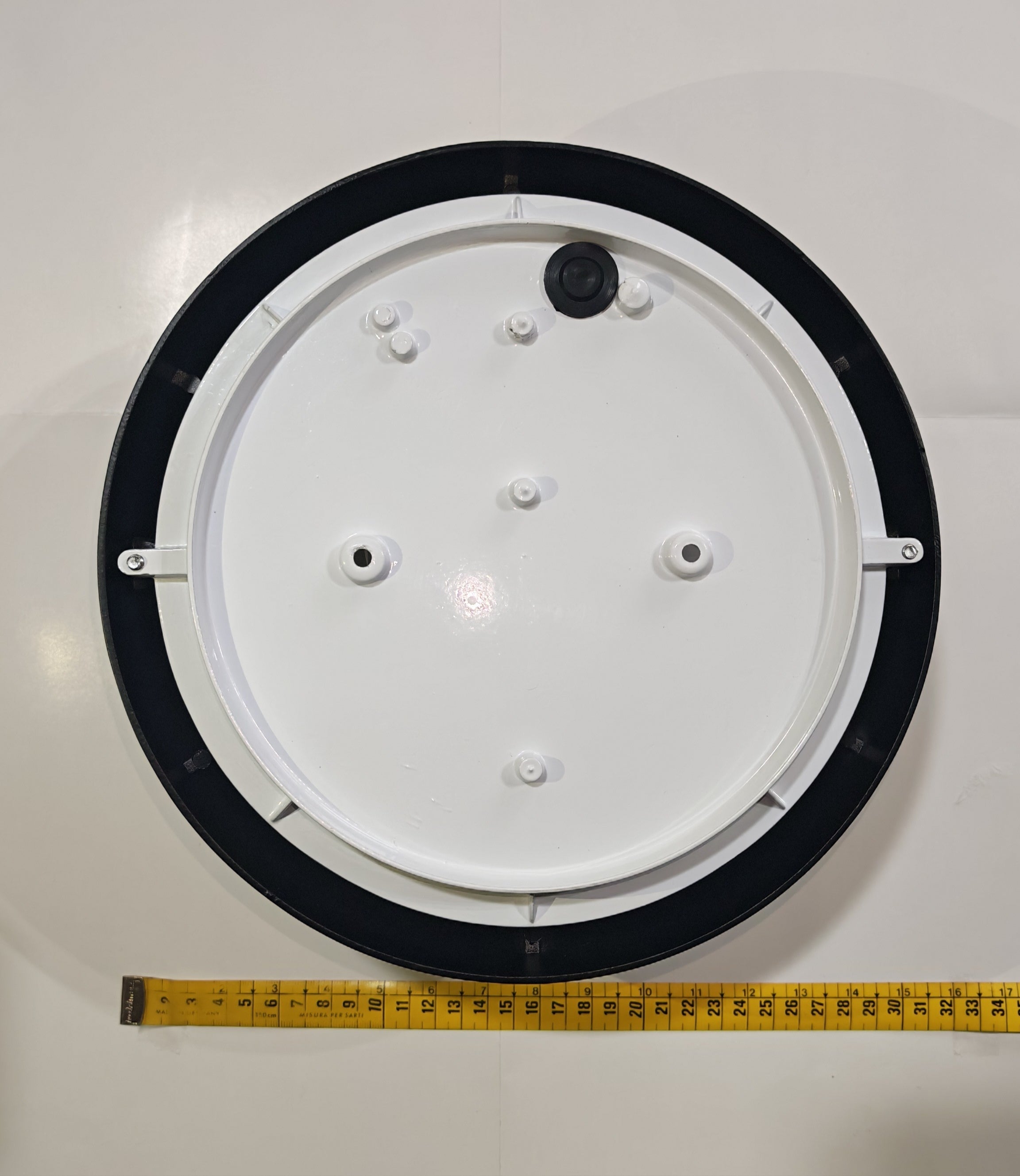 Plafón de Exterior Simon BD-9 Negro | Diseño Circular con Visera y Rejilla – IP54