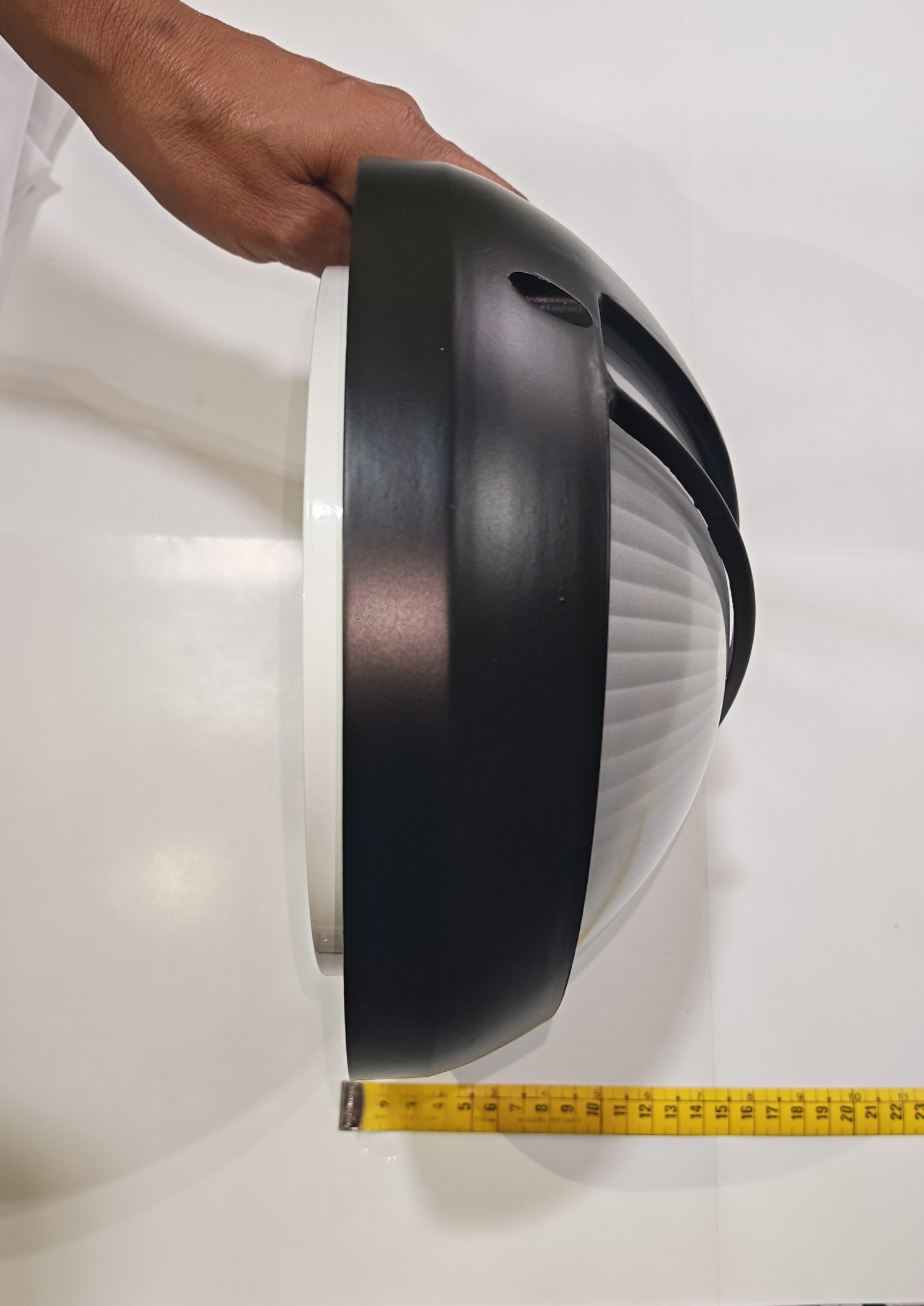 Plafón de Exterior Simon BD-9 Negro | Diseño Circular con Visera y Rejilla – IP54