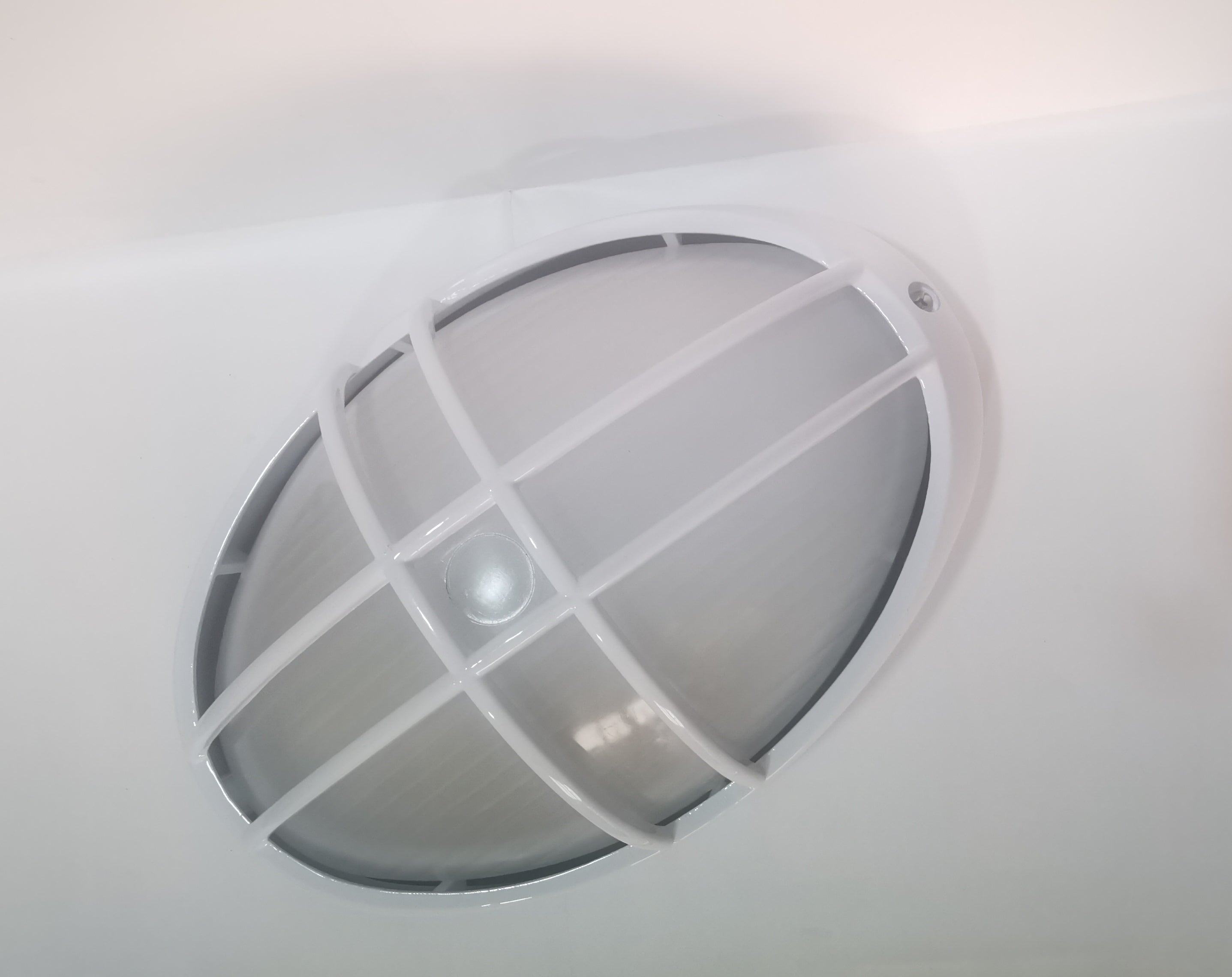 Aplique de Exterior Simon BD-9 Blanco | Diseño Ovalado con Rejilla – IP54