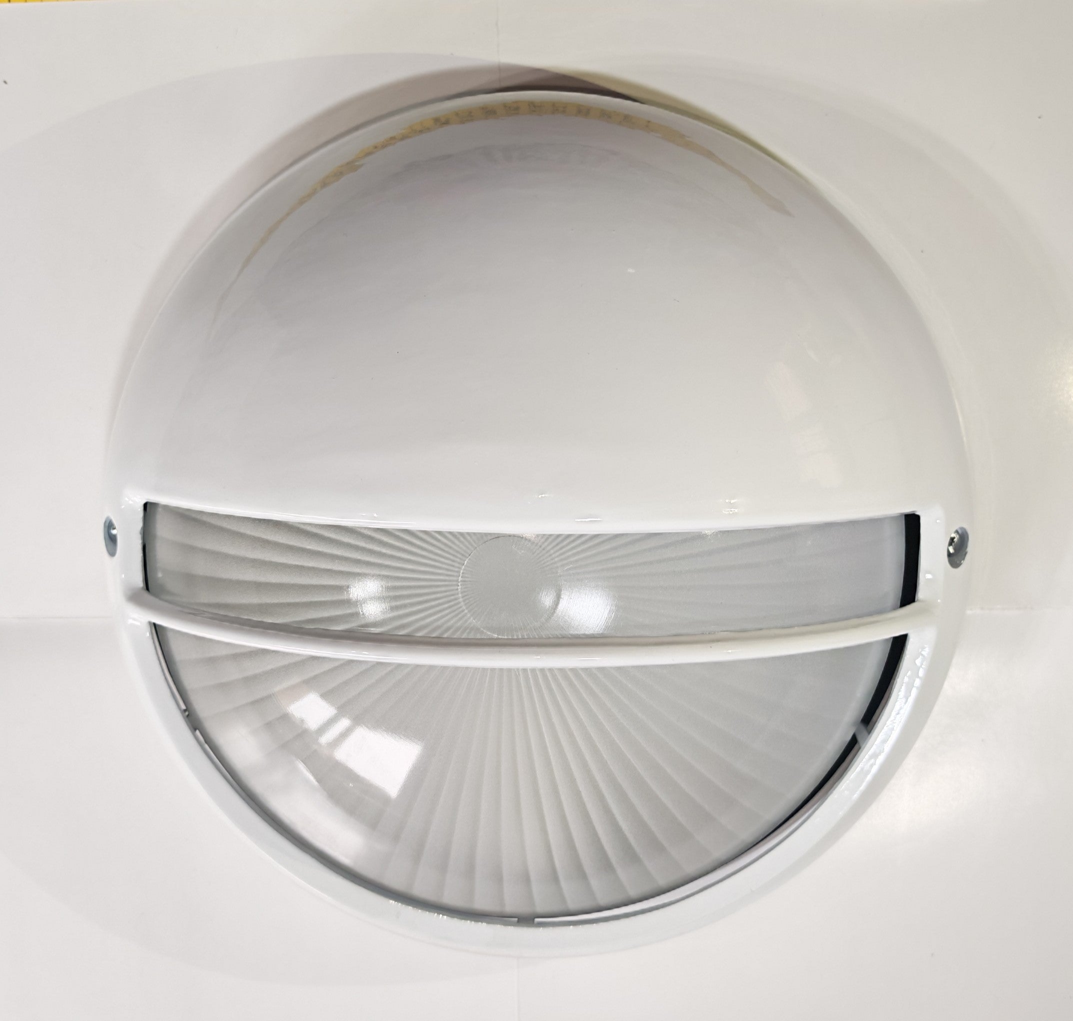 Plafón de Exterior Simon BD-9 Blanco | Diseño Circular con Visera y Rejilla – IP54