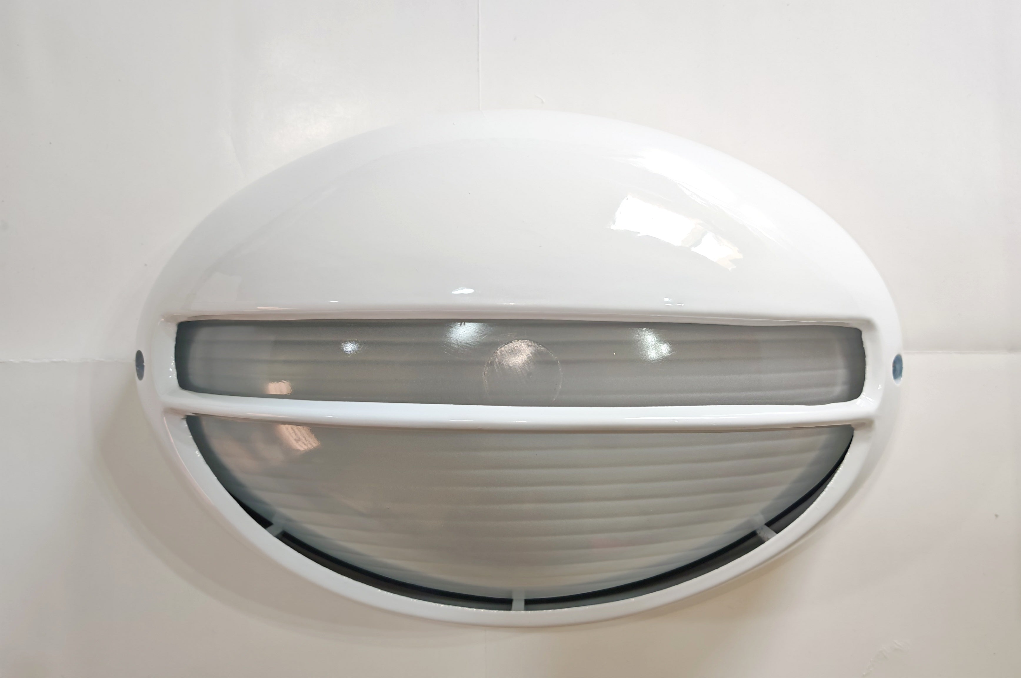 Aplique de Exterior Simon BD-9 Blanco | Diseño Ovalado con Visera y Rejilla – IP54