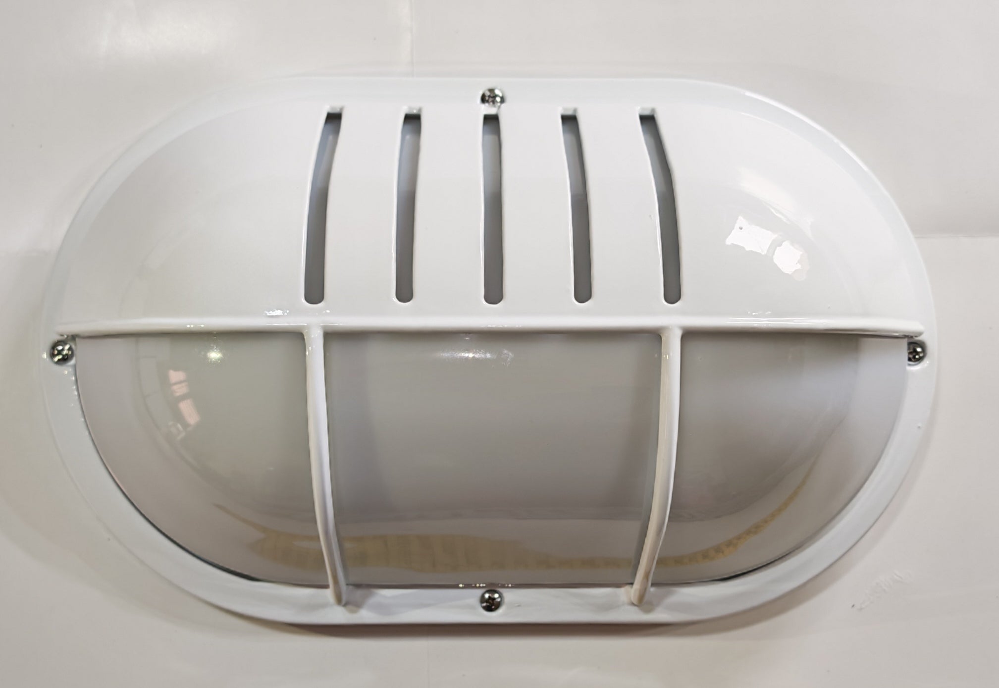 Aplique de Exterior Simon BD-3 Blanco | Diseño Oval con Rejilla y Visera – IP54