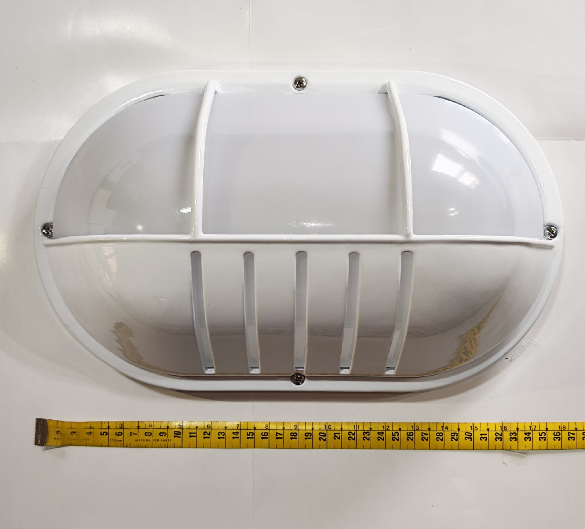 Aplique de Exterior Simon BD-3 Blanco | Diseño Oval con Rejilla y Visera – IP54