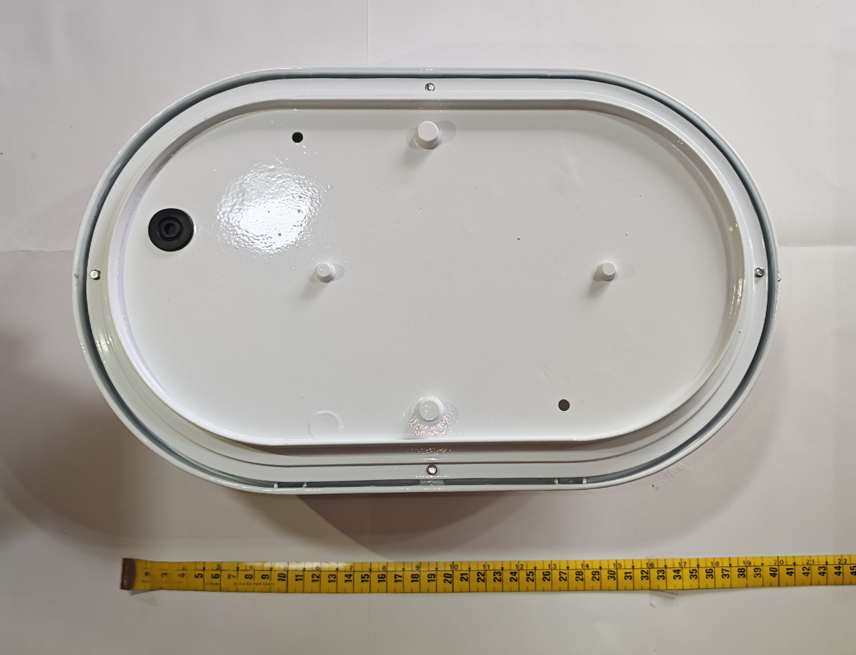 Aplique de Exterior Simon BD-3 Blanco | Diseño Oval con Rejilla y Visera – IP54
