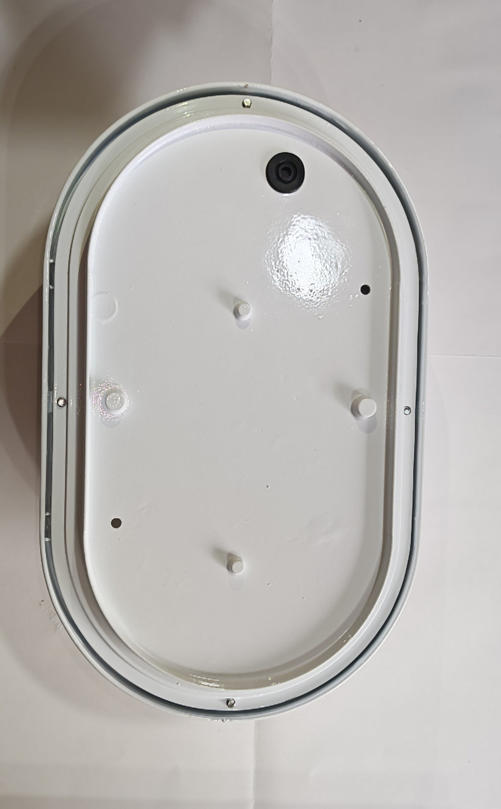 Aplique de Exterior Simon BD-3 Blanco | Diseño Oval con Rejilla y Visera – IP54