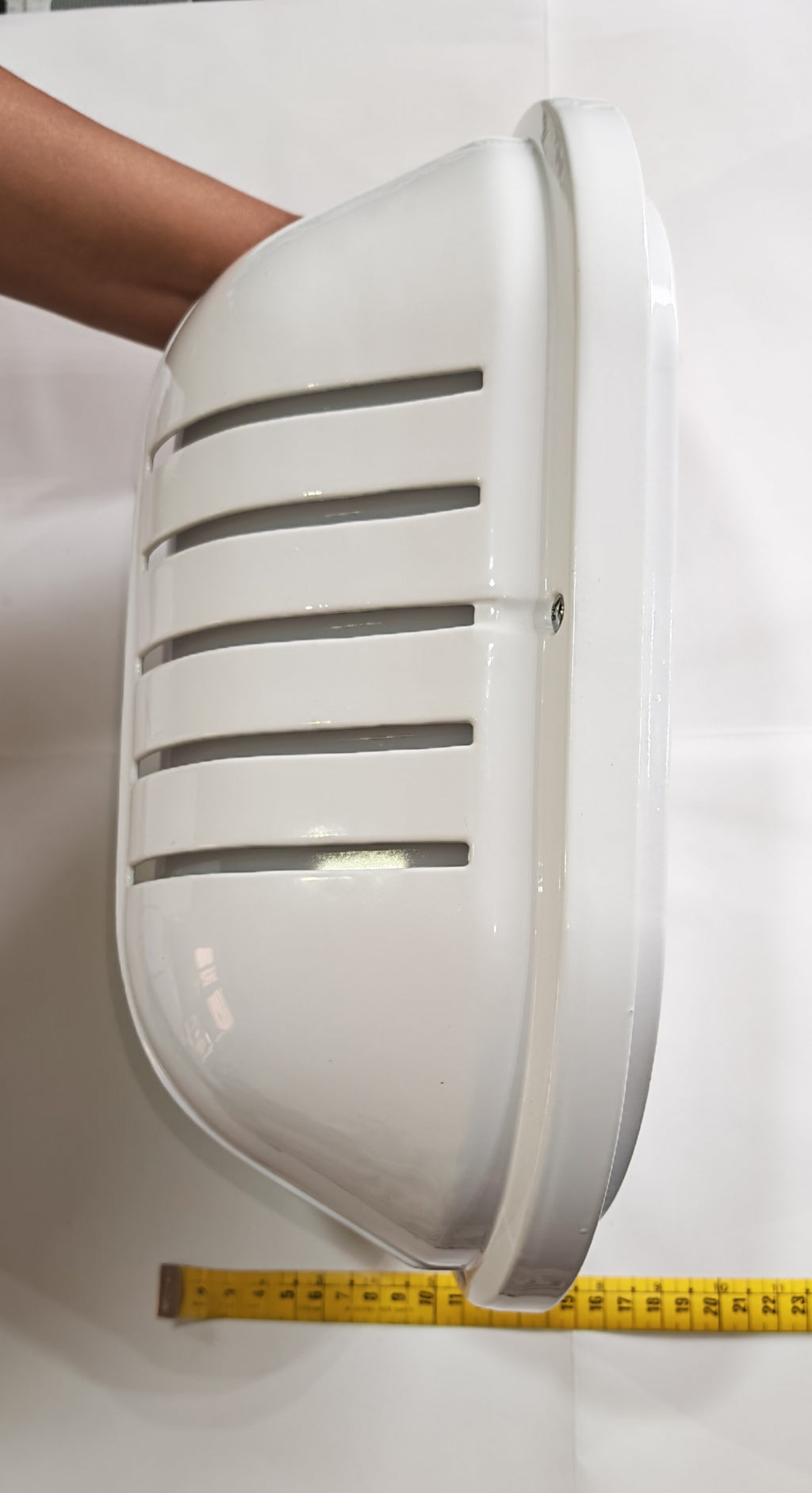 Aplique de Exterior Simon BD-3 Blanco | Diseño Oval con Rejilla y Visera – IP54