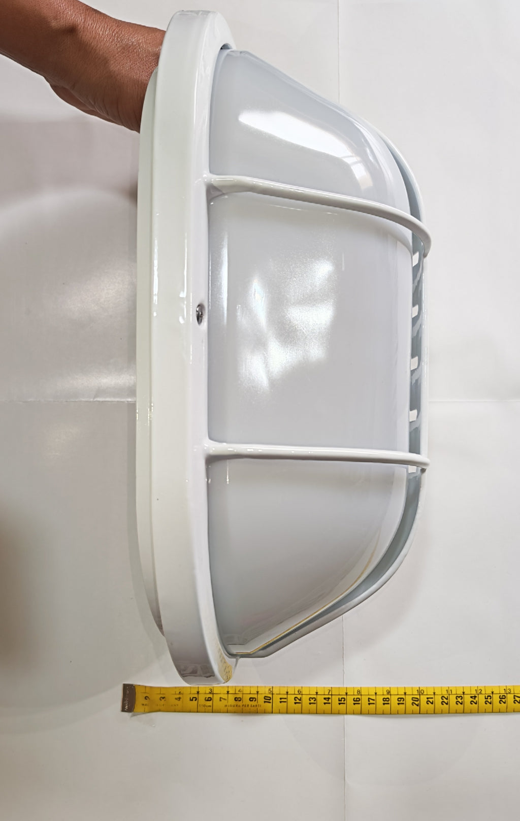 Aplique de Exterior Simon BD-3 Blanco | Diseño Oval con Rejilla y Visera – IP54