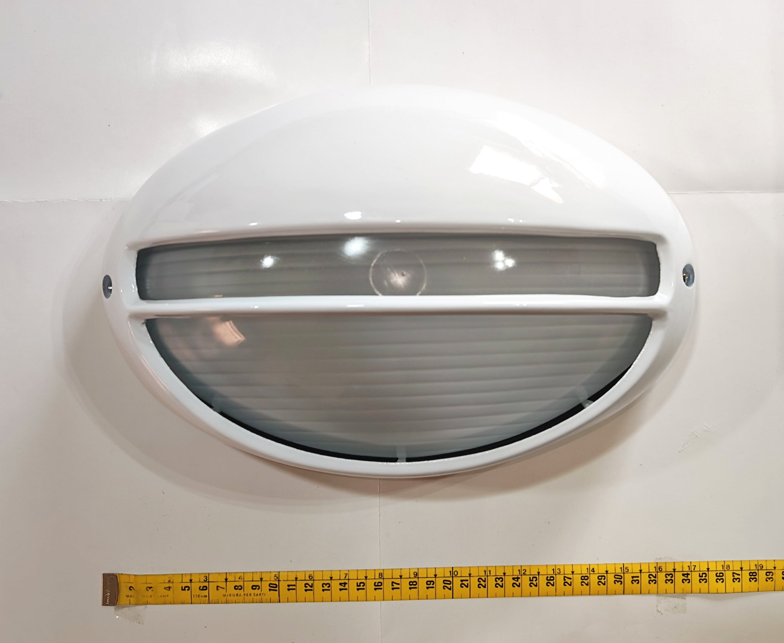 Aplique de Exterior Simon BD-9 Blanco | Diseño Ovalado con Visera y Rejilla – IP54