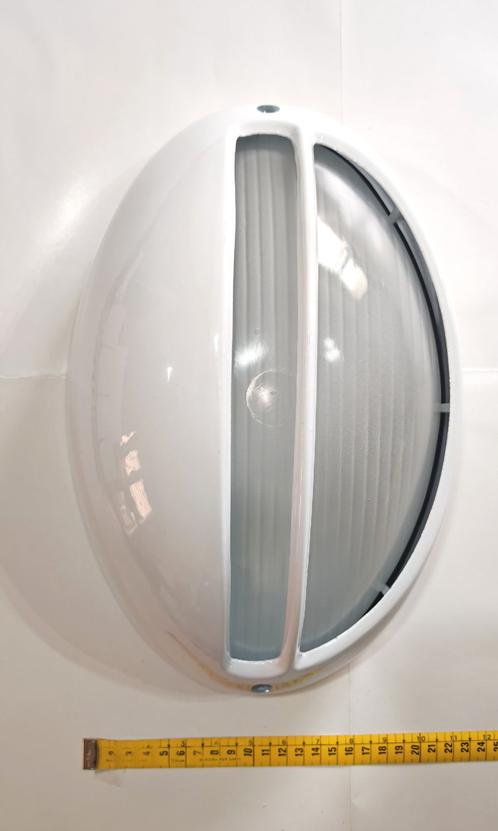 Aplique de Exterior Simon BD-9 Blanco | Diseño Ovalado con Visera y Rejilla – IP54