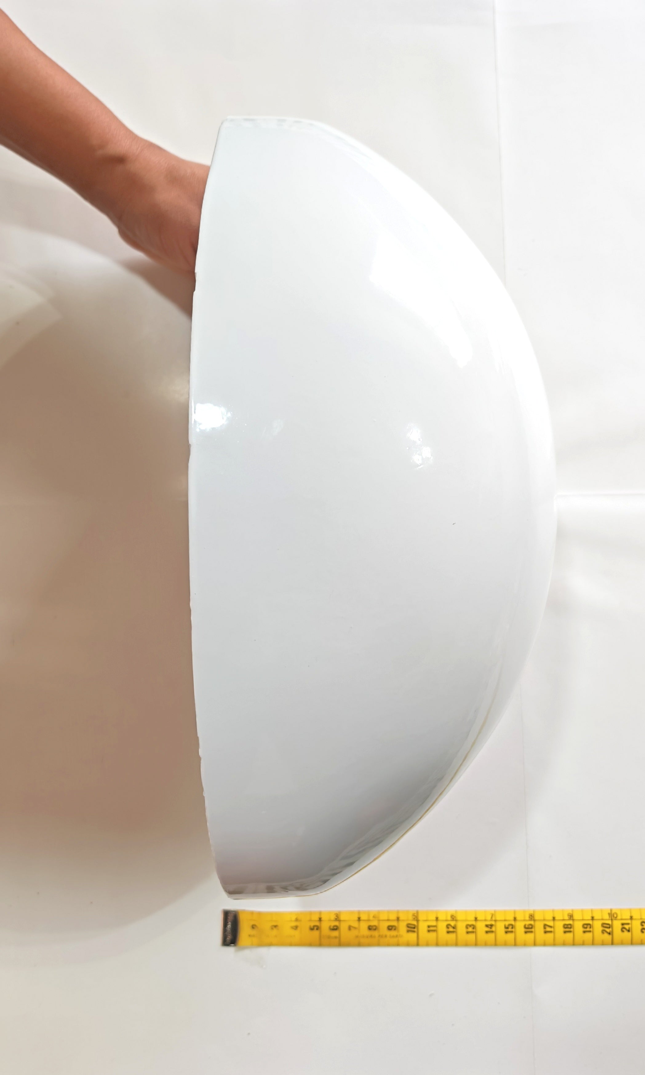 Aplique de Exterior Simon BD-9 Blanco | Diseño Ovalado con Visera y Rejilla – IP54